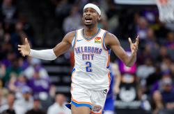 明晨大奖赛焦点战！纽约尼克斯迎战费城76人，险胜或上演(76人vs尼克斯全场回放)